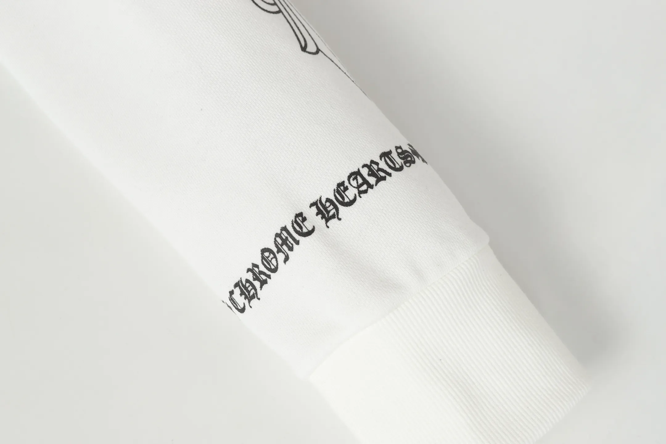 P230 Cross-border model, please do not place an order if you are pursuing quality - Chrome Hearts/Chrome Hearts basic horseshoe Sanskrit printed hooded sweatshirt - High weight, high density and high quality. The wool is soft, delicate and skin-friendly. Soft and silky to the touch. Excellent warmth and skin-friendly properties. - Custom-woven and custom-dyed, no color difference. No matter the fabric or workmanship details, it beats the ordinary version on the market. - Hardware zipper accessories are all customized, full of details - Color: black white - Size: S M L XL